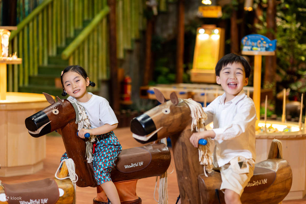 Cheval à bascule - réveillez l'innocence enfantine et ressentez le plaisir le plus pur. Grâce à la douce oscillation d'avant en arrière, il peut également stimuler le développement du cerveau de bébé et apaiser ses émotions ! Balancez-vous et profitez du 